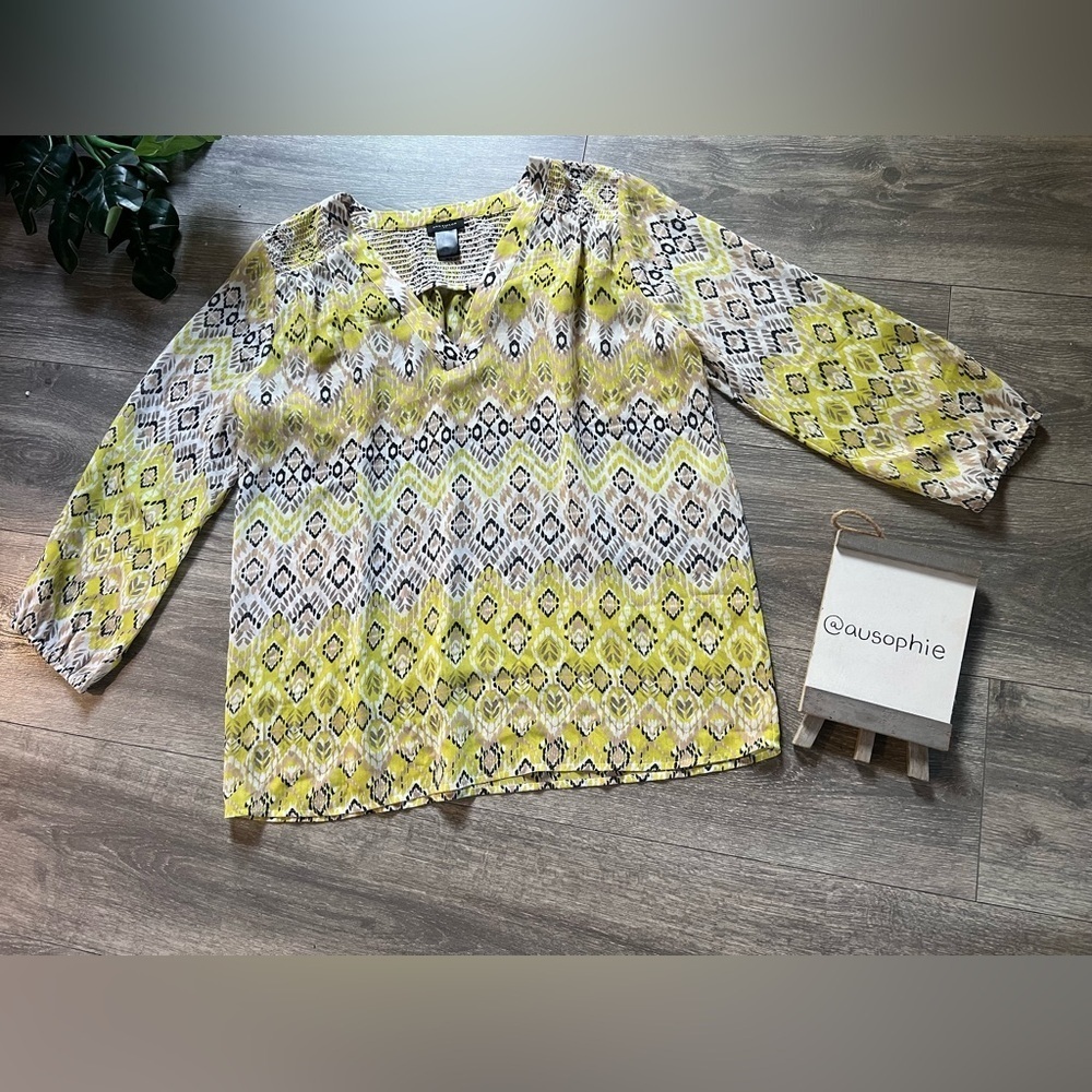 Ann Taylor Moroccan Abstract Diamond V-neck 3/4 Sleeve Blouse in Yellow Gray. S